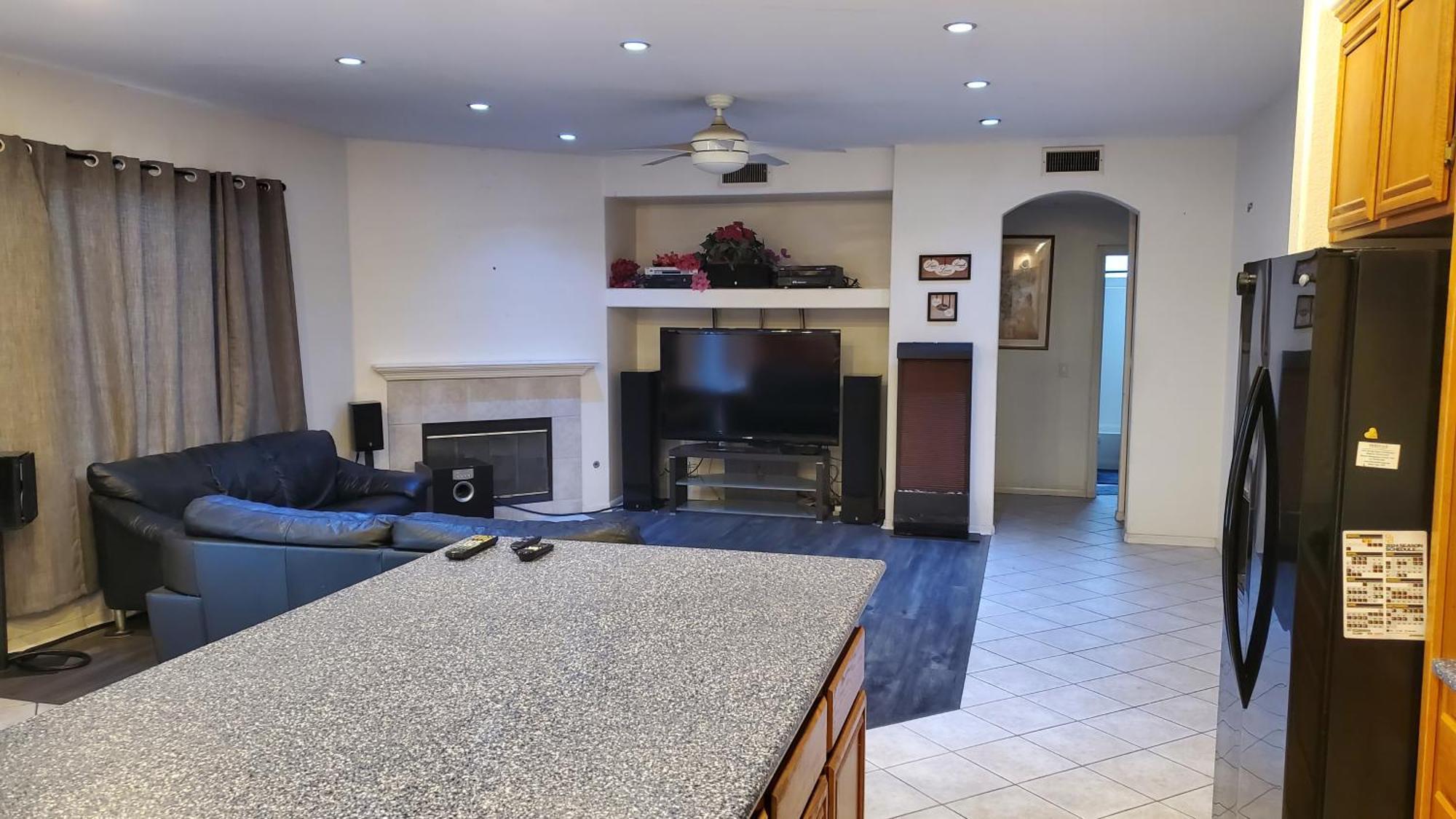 Luxury 1 Bed 1 Bath Fully Private Apartment *